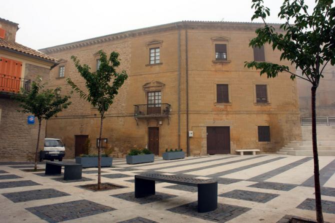 Vecinos de Añorbe durante la charla informativa sobre el proyecto de macrogranja